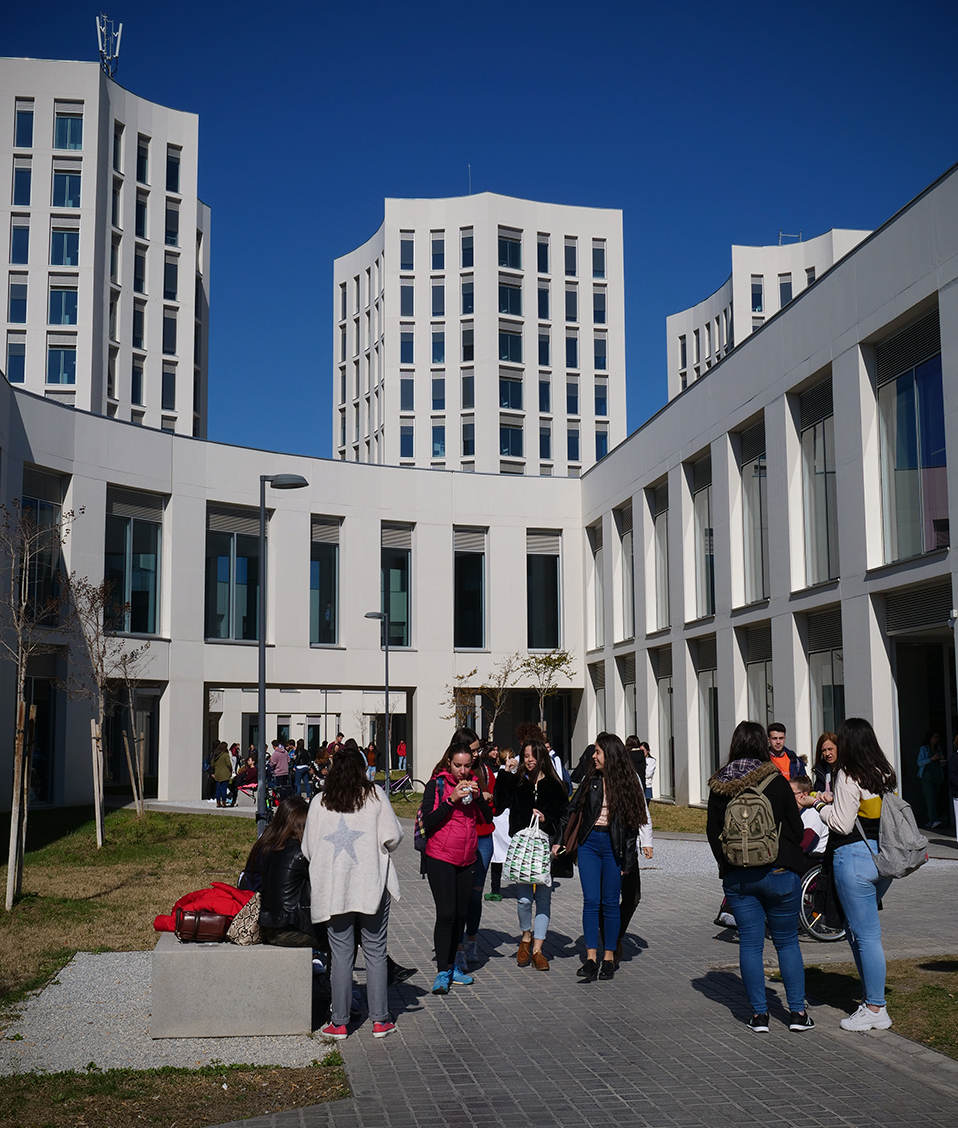 Estudiantes en los exteriores de los edificios que componen el Campus del Parque Tecnológico de la Salud