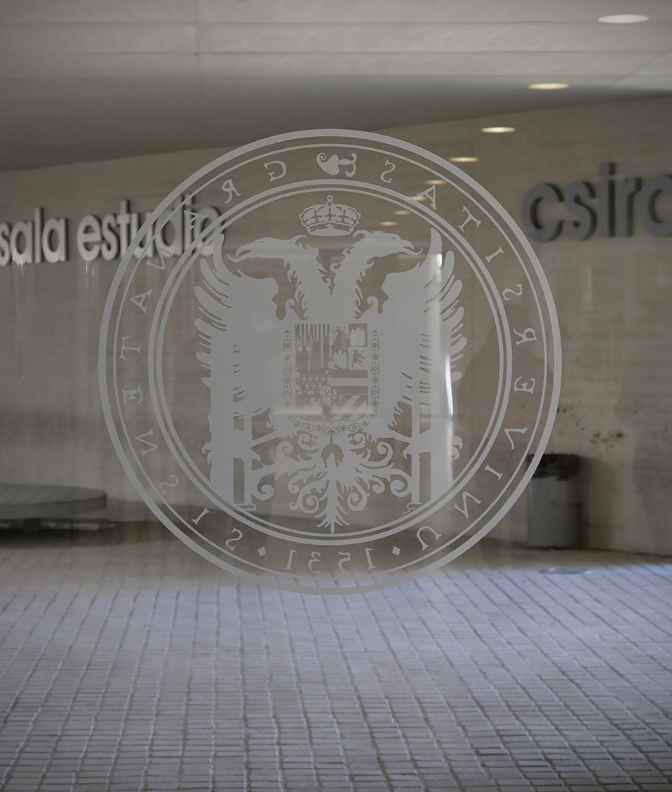 Escudo de la Universidad de Granada en uno de los ventales de los edificios del Campus del Parque Tecnológico de la Salud
