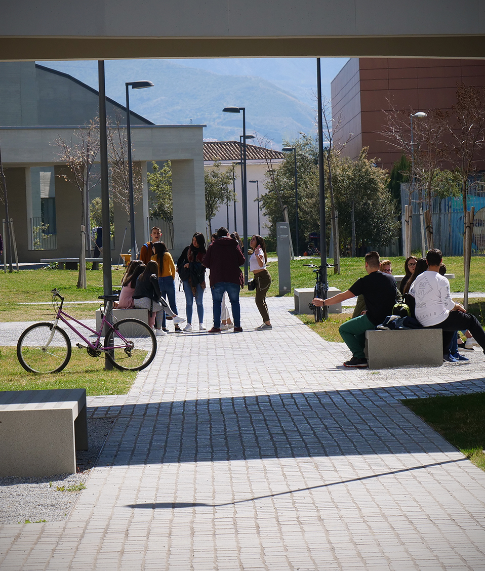 Estudiantes hablando en los bancos exteriores del campus del Parque Tecnológico de la Salud