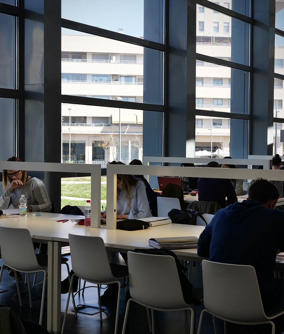 Estudiantes en las mesas de estudio de la Biblioteca Biosanitaria