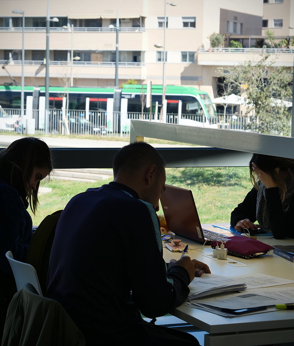 Estudiantes hacen uso de los espacios habilitados en la Biblioteca biosanitaria del Parque Tecnológico de la Salud