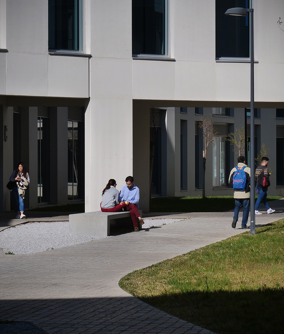Zona exterior del Campus del Parque Tecnológico de la Salud con zonas verdes y bancos para sentarse