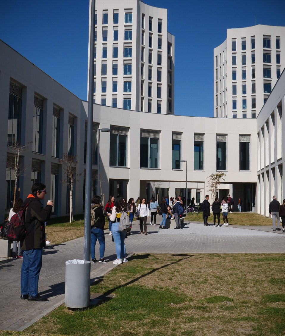 Zona exterior entre edificios de la Facultad de Medicina, situada en el Parque Tecnológico de la Salud